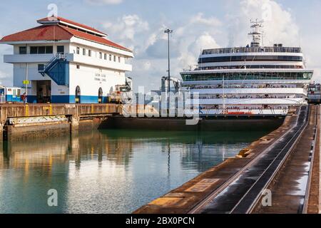 Canale di Panama, Panama - 20 aprile 2011: La nave entra nelle chiuse di Gatun. Foto Stock