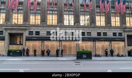 New York, Stati Uniti. 03 giugno 2020. Vista del grande magazzino Saks 5th Avenue con finestre a bordo con legno compensato, filo spolverato in cima e dozzina di guardie di sicurezza con cani durante la pandemia COVID-19 e protesta contro l'uccisione di George Floyd a Manhattan. (Foto di Lev Radin/Pacific Press) Credit: Pacific Press Agency/Alamy Live News Foto Stock