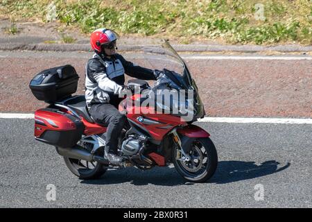 BMW R 1250 RT; motociclista; trasporto a due ruote, motocicli, veicoli, strade, motociclette, motociclisti che guidano l'autostrada M6 Chorley, Regno Unito Foto Stock