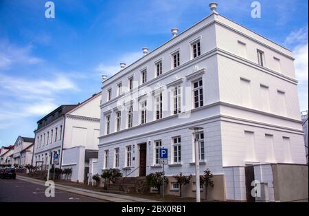 Neu Reddevitz, Germania. 24 maggio 2020. Edifici residenziali e commerciali classici sul mercato della città di Putbus sull'isola di Rügen. Rügen è la più grande isola tedesca in termini di superficie e, con una popolazione di circa 77,000 abitanti, la più popolosa. Credit: Jens Büttner/dpa-Zentralbild/ZB/dpa/Alamy Live News Foto Stock