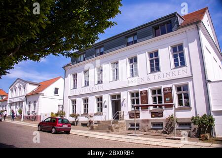 Neu Reddevitz, Germania. 24 maggio 2020. Edifici residenziali e commerciali classici sul mercato della città di Putbus sull'isola di Rügen. Rügen è la più grande isola tedesca in termini di superficie e, con una popolazione di circa 77,000 abitanti, la più popolosa. Credit: Jens Büttner/dpa-Zentralbild/ZB/dpa/Alamy Live News Foto Stock