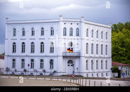 Neu Reddevitz, Germania. 24 maggio 2020. L'edificio amministrativo dell'Ufficio della Riserva della Biosfera Sud-Est Rügen al Circo della città di Putbus sull'isola di Rügen. Rügen è la più grande isola tedesca e con circa 77,000 abitanti la più popolosa. Credit: Jens Büttner/dpa-Zentralbild/ZB/dpa/Alamy Live News Foto Stock