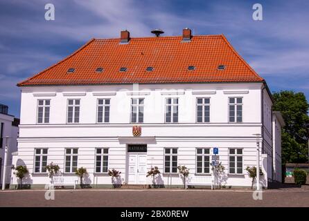 Neu Reddevitz, Germania. 24 maggio 2020. Il municipio, al mercato della città Putbus sull'isola di Rügen. Rügen è la più grande isola tedesca e con circa 77,000 abitanti la più popolosa. Credit: Jens Büttner/dpa-Zentralbild/ZB/dpa/Alamy Live News Foto Stock