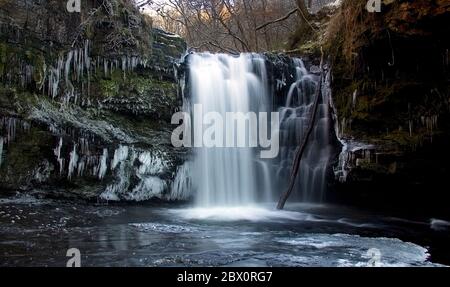 Sgwd Ddwli ISAF o Lower Gushing Falls sul Nedd Fechan nel Brecon Beacons National Park in inverno, Galles del Sud, Regno Unito Foto Stock