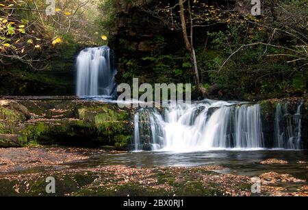 Sgwd Ddwli ISAF o Lower Gushing Falls sul fiume Fechan nel Brecon Beacons National Park, Galles del Sud, Regno Unito Foto Stock