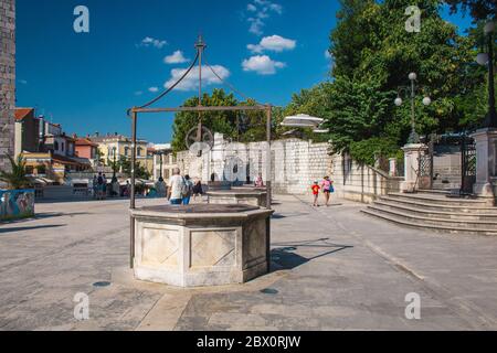 Zara, Croazia - Luglio 24 2018: Piazza cinque pozzi nella città vecchia di Zara. Una volta furono costruiti per fornire acqua alle persone della città Foto Stock