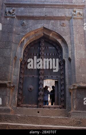 Ingresso principale del forte Raigad, Raigad, Maharashtra, India. 1737 anni-vecchio maestoso forte di Chhatrapati Shivaji con 1,300 gradini per salire, 350 acri Foto Stock