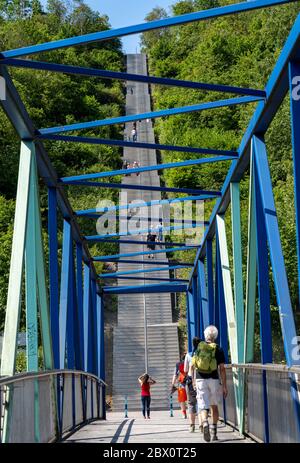 Salita attraverso le scale fino allo slagheap a Beckstrasse, Tetraeder slagheap, escursionisti, escursionisti, Bottrop, Germania, Foto Stock