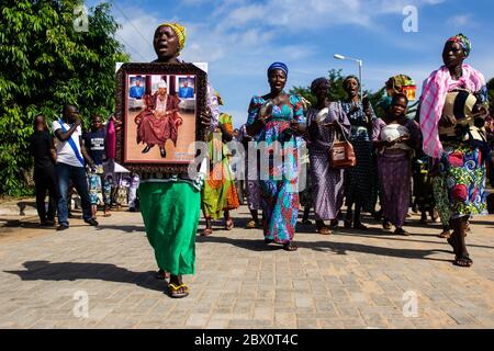 Lagos, Nigeria. I membri della famiglia del Profeta Elia (a 42 anno vecchio che era tra thos uccisi durante la decisa demolizione di Otodo Gbame Aprile 9, 2017) e membri della baraccopoli nigeriano federazione in processione per la sepoltura in Badagry. Giugno 2017 Foto Stock