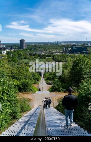 Salita attraverso le scale fino allo slagheap a Beckstrasse, Tetraeder slagheap, escursionisti, escursionisti, Bottrop, Germania, Foto Stock