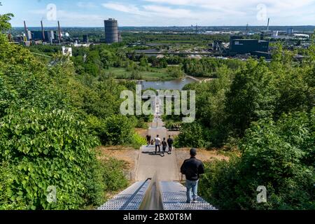 Salita attraverso le scale fino allo slagheap a Beckstrasse, Tetraeder slagheap, escursionisti, escursionisti, Bottrop, Germania, Foto Stock