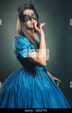 Bella donna in abito principessa blu con maschera nera . Ritratto di  Carnevale di Venezia Foto stock - Alamy