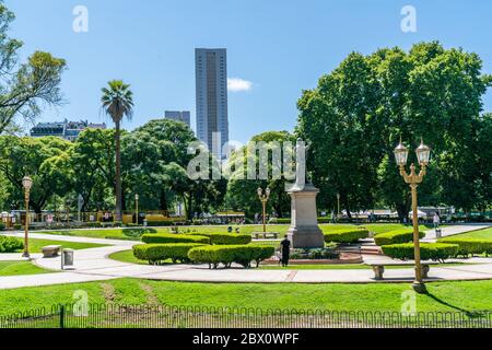 Buenos Aires, Argentina - 20 Gennaio 2019, Panoramica di Plaza Libertad un piccolo parco nel centro della città Foto Stock