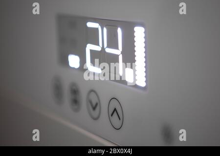 24°C come indicato dal liquido digitale del condizionatore d'aria. Foto Stock