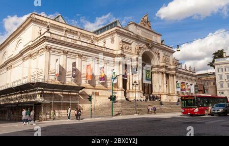 Roma, Italia - 13 febbraio 2016: La gente comune si trova vicino al Palazzo delle Esposizioni, una sala espositiva neoclassica, centro culturale e museo Foto Stock