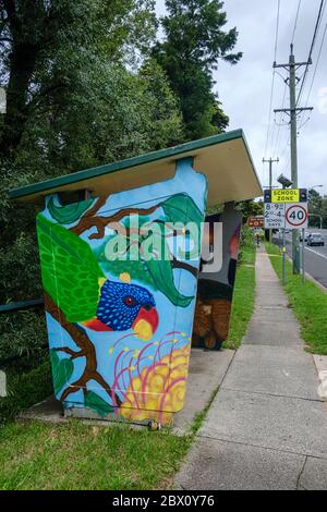 Murale sul rifugio autobus sulla Great Western Highway a Woodford in Blue Mountains, New South Wales, Australia Foto Stock