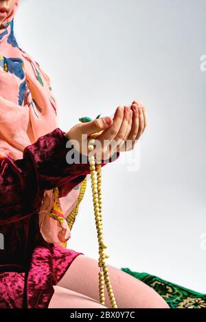 Concetto di musulmani malesi asiatici che pregano a Dio dopo la recita Il santo Corano Foto Stock
