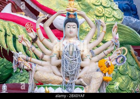 Wat Plai Laem tempio con 18 mani Dio statua Guan Yin , Koh Samui, Surat Thani, Thailandia. Foto Stock