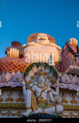 Budai o pu-Tai o Buddha felice o statua del Grande Buddha di Laughing al Tempio di Wat Plai Laem nel Ko-Samui Foto Stock