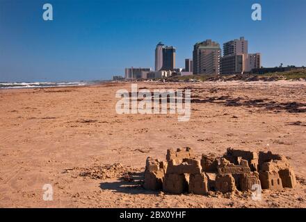 Condominio e torri hotel, castello di sabbia sulla spiaggia a Golfo del Messico, South Padre Island, Texas, Stati Uniti Foto Stock