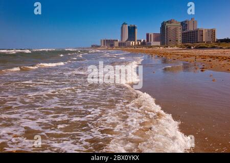 Il condominio e l'hotel si affacciano sulla spiaggia del Golfo del Messico a South Padre Island, Texas, USA Foto Stock