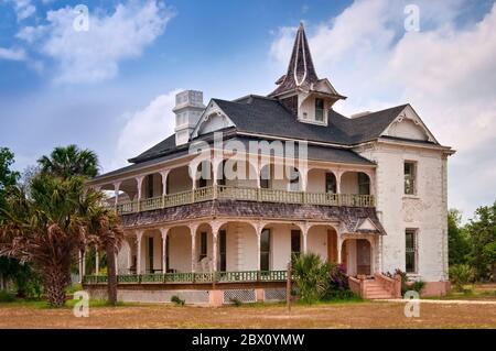 Rabb Plantation House, in stile vittoriano, prima della ristrutturazione, presso il Sabal Palm Grove Sanctuary vicino a Brownsville, Rio Grande Valley, Texas, USA Foto Stock