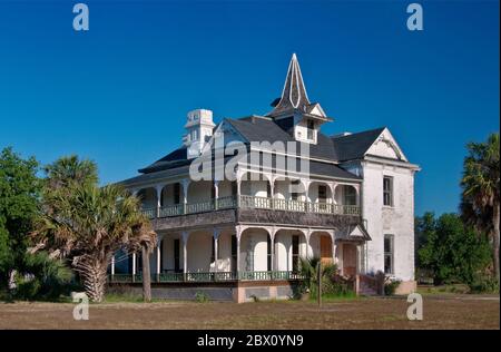 Rabb Plantation House, in stile vittoriano, prima della ristrutturazione, presso il Sabal Palm Grove Sanctuary vicino a Brownsville, Rio Grande Valley, Texas, USA Foto Stock