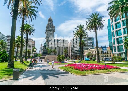 Turisti che passano la statua del Generale Artigas sulla piazza dell'Independance (Plaza Independencia), Montevideo, Uruguay, 26 gennaio 2019 Foto Stock