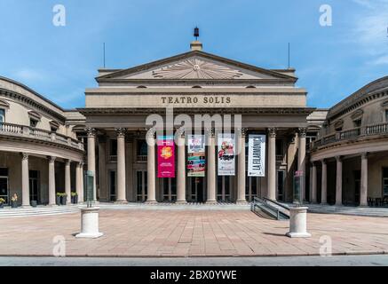 Teatro Solis (Teatro Solis) dietro la piazza dell'Independance (Plaza Independcia), Montevideo, Uruguay, 26 gennaio 2019 Foto Stock