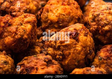 Dettagli di polpette fritte fresche con spezie, cibo fatto in casa. Primo piano di polpette isolate Foto Stock