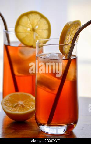 Due bicchieri di tè freddo con cannucce in acciaio inox Foto Stock