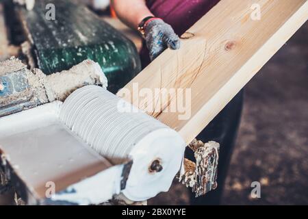 Macchina per la preparazione di colla su fustellati di legno per la costruzione di legname laminato - segheria - produzione di legname laminato incollato Foto Stock