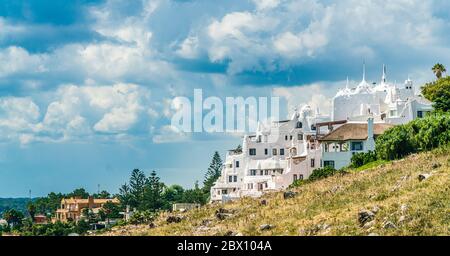 Il famoso Casapueblo, il cemento imbiancato e stucco edifici vicino alla città di Punta del Este, Uruguay, 28 gennaio 2019 Foto Stock