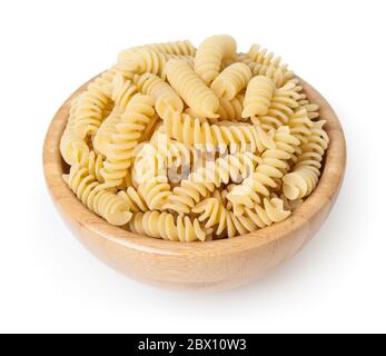 Non cotti fusilli nella ciotola di legno isolato su sfondo bianco con tracciato di ritaglio Foto Stock