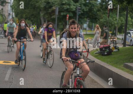 L'ONU ha designato mercoledì 3 giugno come Giornata Mondiale della bicicletta. Lo ha fatto per promuoverne l'uso e promuovere un mezzo di trasporto che, tra gli altri benefici, contribuisce allo sviluppo sostenibile, promuove la salute e previene le malattie. Le associazioni di difesa delle biciclette e il movimento ambientale sostengono oggi che la bicicletta, oltre a quanto sopra, 'promuove la tolleranza, la comprensione e il rispetto accresce l'uguaglianza di genere e l'autonomia delle donne e facilita l'inclusione sociale (Foto di Alberto Sibaja/Pacific Press) Foto Stock