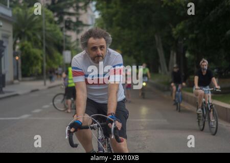 L'ONU ha designato mercoledì 3 giugno come Giornata Mondiale della bicicletta. Lo ha fatto per promuoverne l'uso e promuovere un mezzo di trasporto che, tra gli altri benefici, contribuisce allo sviluppo sostenibile, promuove la salute e previene le malattie. Le associazioni di difesa delle biciclette e il movimento ambientale sostengono oggi che la bicicletta, oltre a quanto sopra, 'promuove la tolleranza, la comprensione e il rispetto accresce l'uguaglianza di genere e l'autonomia delle donne e facilita l'inclusione sociale (Foto di Alberto Sibaja/Pacific Press) Foto Stock