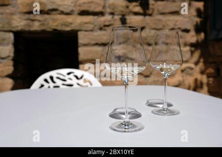 Degustazione di vini - due bicchieri di vino bianco su un tavolo in una giornata di sole Foto Stock