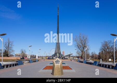 Vista panoramica sul Rocket Monument ai Conquistatori dello spazio e della Piazza con il Memorial Museum of Cosmonautics a Mosca, Russia. Foto Stock