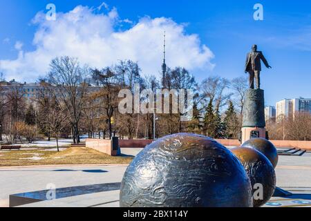 Panorama del Memoriale di Sergei Korolev vicino al Monumento a Rocket ai Conquistatori dello spazio a Mosca, Russia. Foto Stock