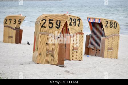 04 giugno 2020, Schleswig-Holstein, Eckernförde: Sulla spiaggia del Mar Baltico si trovano sedie a sdraio chiuse. Foto: Carsten Rehder/dpa Foto Stock