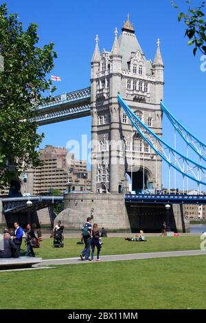 Vista del Tower Bridge dal Potters Fields Park al sole estivo a Londra, Regno Unito. Foto Stock