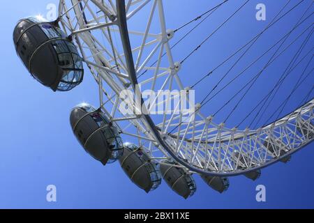 Vista astratta del London Eye al sole estivo lungo le rive del Tamigi a Londra, Regno Unito. Foto Stock