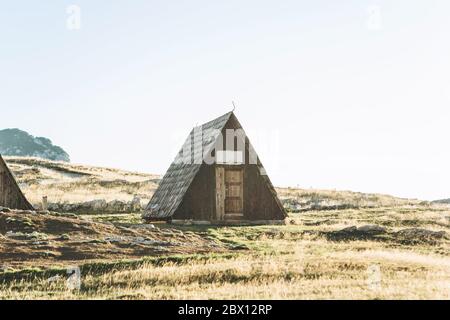 La tradizionale casa estiva in legno dei pastori in una zona montagnosa nel nord del Montenegro è abbandonata in autunno. Foto Stock