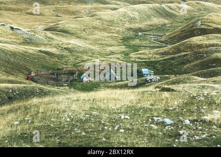 Abbandonata fattoria estiva in una zona montagnosa nel nord del Montenegro in autunno. Foto Stock