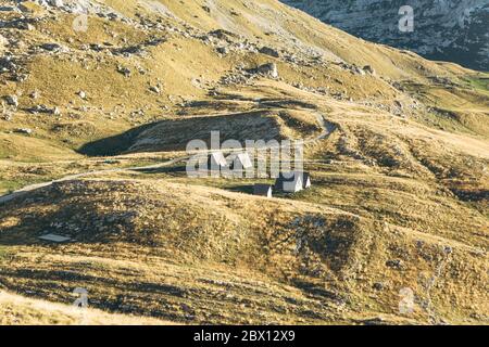 Vista sulle tradizionali case rurali in legno in una zona montagnosa nel nord del Montenegro. Foto Stock