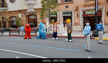 Osaka, Giappone. 04giugno 2020. Personaggi di Sesame Street si esibisce durante la dimostrazione per la riapertura presso gli Universal Studios Japan di Osaka, Giappone, giovedì 4 giugno 2020. Universal Studios Japan (USJ LLC) annuncia, gradualmente abolirà le restrizioni per consentire ai residenti della Prefettura di Osaka di entrare a partire dall'8 giugno e ammettere coloro che vivono nella regione più ampia di Kinki che copre anche le prefetture di Kyoto, Hyogo, Nara, Wakayama e Shiga a partire dal 19 giugno. Foto di Keizo Mori/UPI Credit: UPI/Alamy Live News Foto Stock