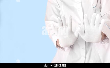 La mano del medico fa un segno di stop. Il concetto di arresto infetta dal medico Foto Stock