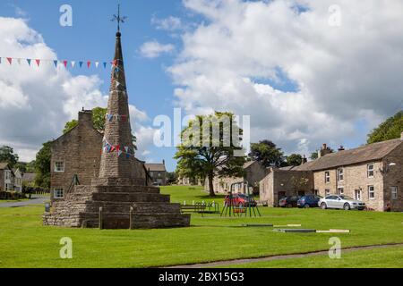 Il mercato di pietra sostanziale croce sul verde villaggio in Burton ovest nel Parco Nazionale Yorkshire Dales Foto Stock