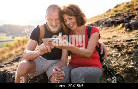 Escursionisti senior di coppia turistica in natura, prendendo selfie. Foto Stock