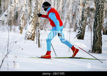 uomo sciatore stile classico si muove in sci di fondo Foto Stock